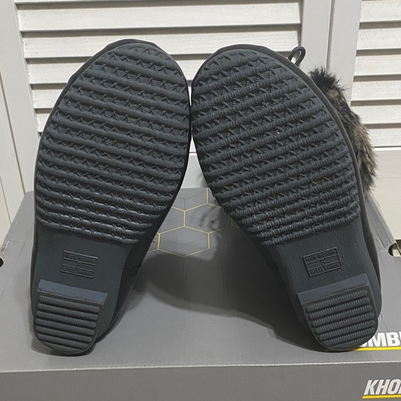 Khombu Caroline Women's Black and Gray Winter Boots - Picture 5 of 8